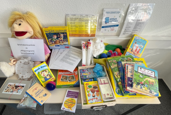 Gemeinsam Sprachwelten entdecken – Landkreis bringt Themenkiste zur alltagsintegrierten Sprachförderung an den Start