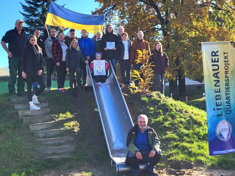 Spielplatzaktionstag Liebenau: Helfende Hände aus der Ukraine