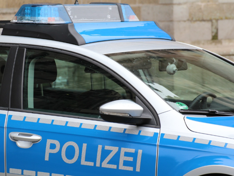 Liebenau – Dunkelblauer Audi Q 5 beschädigt – Zeugenaufruf nach Verkehrsunfallflucht