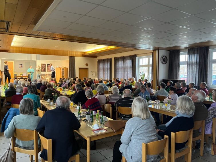 „Volle Hütte“ beim Theaternachmittag in Dolldorf