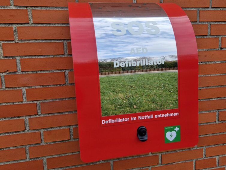 Defibrillator an der Feuerwehr Liebenau