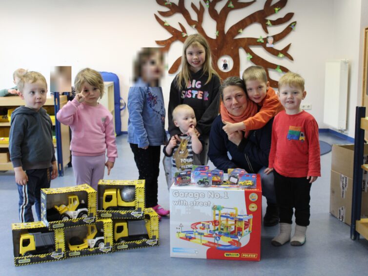 Pusteblumengruppe & Sonnenblumengruppe freuen sich über neue Spielsachen vom Förderverein der Kita Hummelhütte