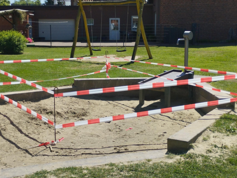 !Achtung! Erdwespen auf dem Spielplatz in Liebenau