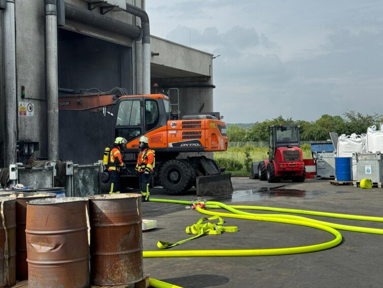 Feuer in einem Betrieb für Sonderabfallentsorgung in Liebenau