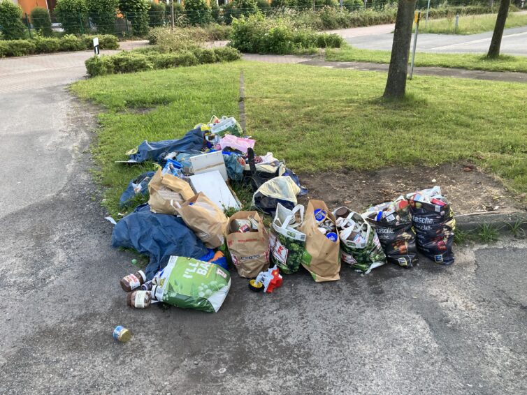 Illegale Müllentsorgung auf dem Parkplatz des Liebenauer Hallenbades