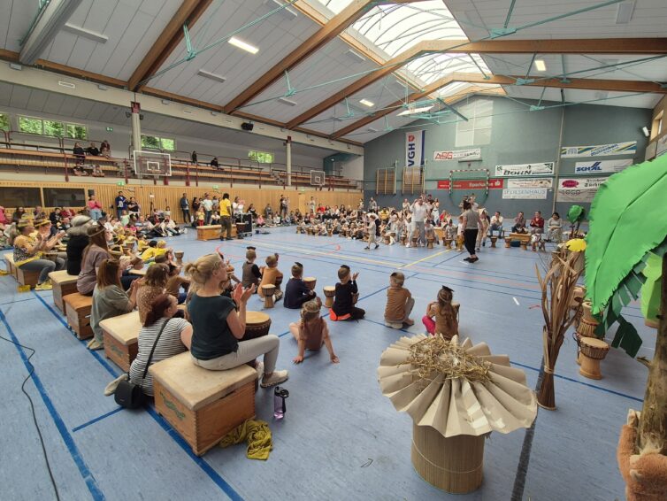 Liebenauer Kita-Kinder fliegen nach „Tamborena“;  Fünf Tage Projektwoche „Tambo Tambo“ – eine Abenteuerreise ins Trommelzauber-Dorf