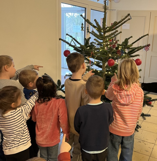 Fleißige Helfer schmücken Tannenbaum im Rathaus Liebenau