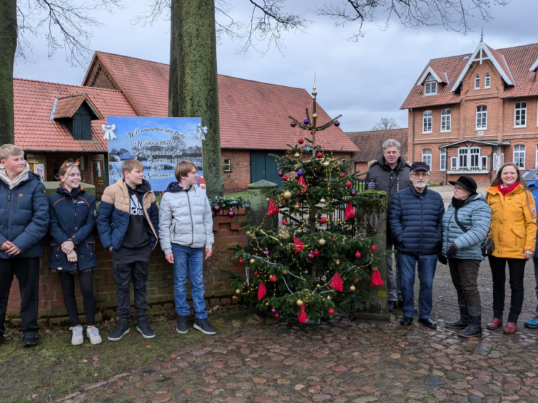 Der Schützenverein Marklohe e.V. schmückt einen Weihnachtsbaum