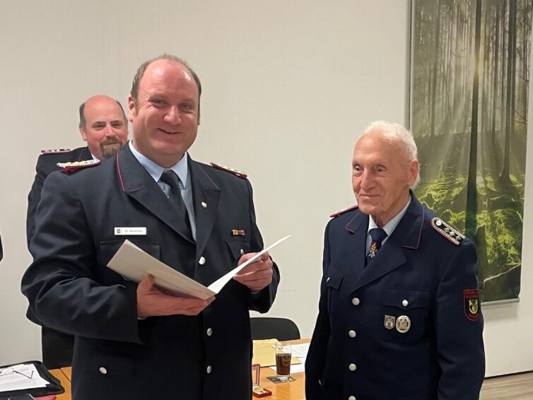 Gerd Tietjens für 50 Jahre Feuerwehr geehrt