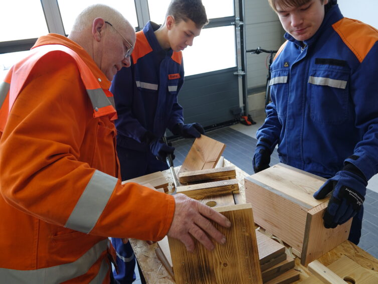Jugendfeuerwehr Marklohe baut Nistkästen