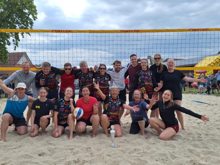 14 bis 58 jährige beachen beim Binner Sportfest fünf Vierer-Teams kämpfen um den Pokal
