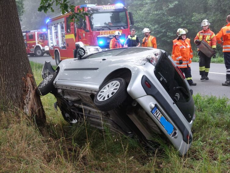 Aufprall gegen Baum verlief glimpflich