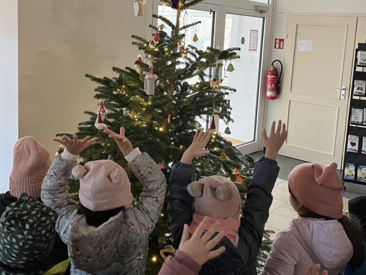 Fleißige Helfer schmücken die Tannenbäume in den Rathäusern