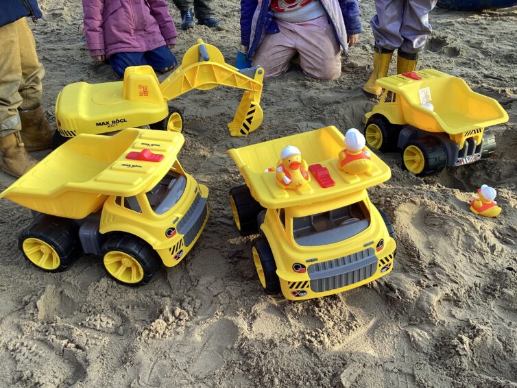 Vielen Dank an die Kartenspielrunde der Firma Max Bögl für das Aufstocken unseres „Sand – Fuhrparks“ sagt die Kita – Spatzennest.