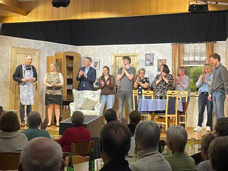 Balger Senioren sahen „Urlaub vun de Familie“